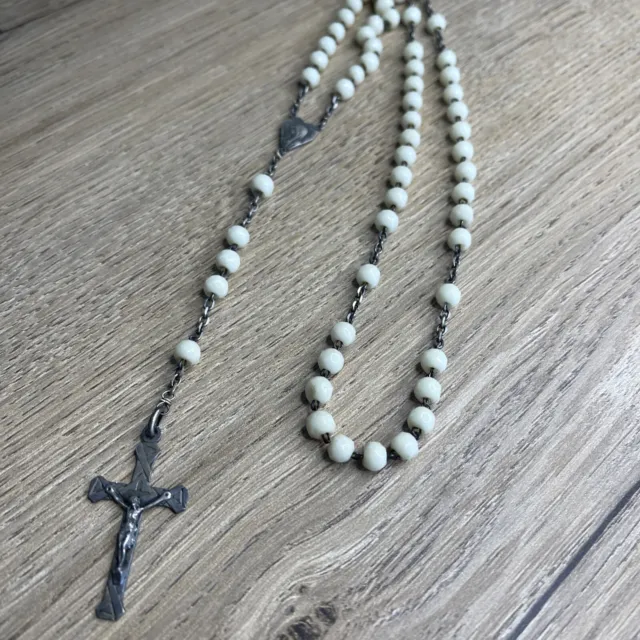 ancien Joli chapelet perles de verre et christ sur croix argenté