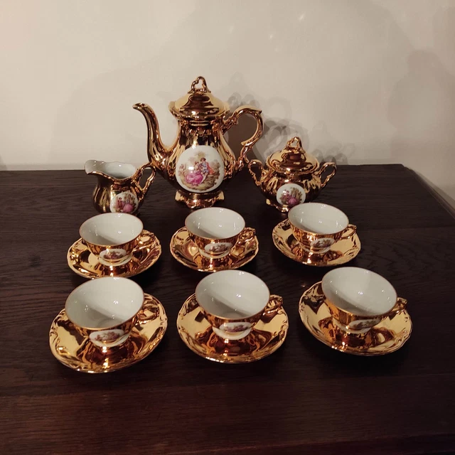 Service à café porcelaine BAVARIA doré à l’or fin, scènes galantes.