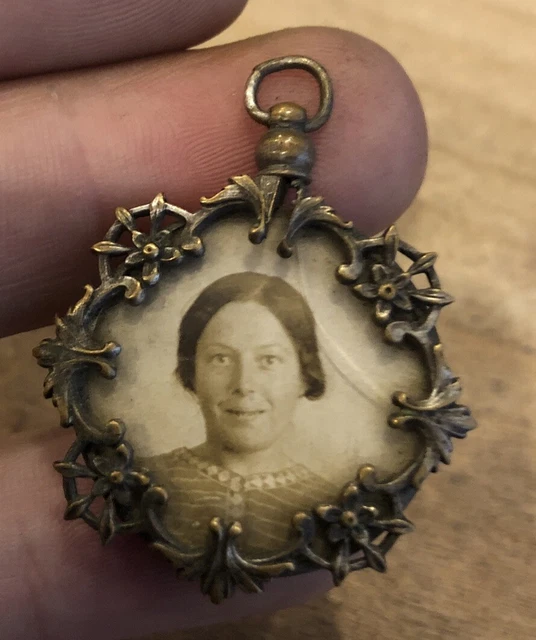 Ancien Pendentif Médaille Porte-photo Double Face Décor Fleur – Bijou Vintage WW1 – Occasion