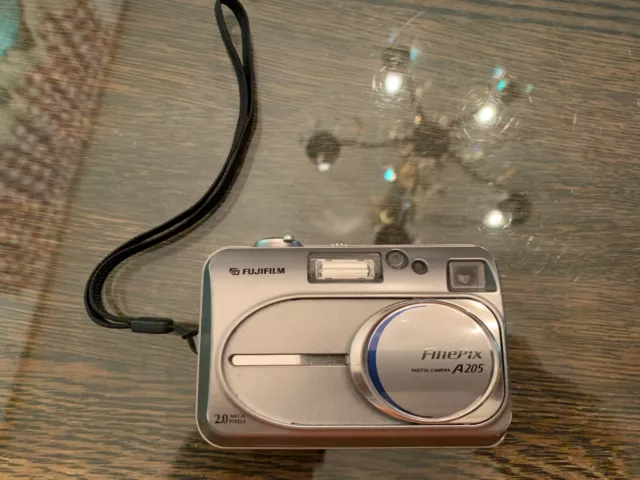 Fujifilm FinePix A Series A205 2.0MP Digital Camera Silver - Tested & Working