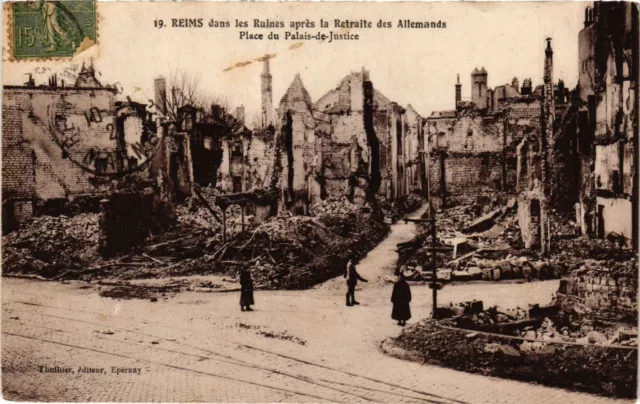 CPA AK Militaire - Reims dans les Ruines - Place du Palais-de-Justice (698173)