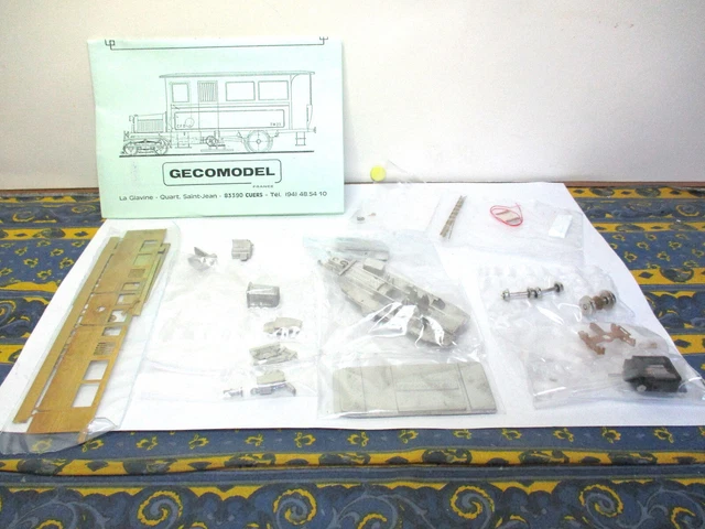 W801 Gecomodel maquette train 150 17 banc public metal blanc 4,5*0,8 cm