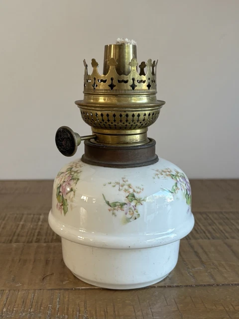 LAMPE À PÉTROLE ancienne en Porcelaine de Paris a décor floral EUR 52