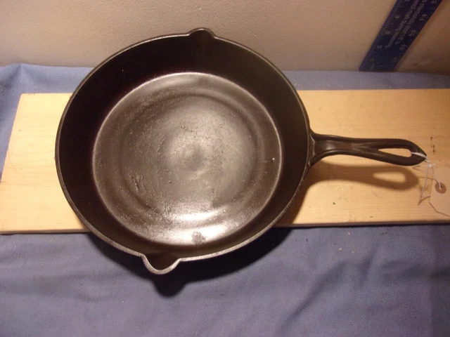 Vintage 10.5" Unbranded #8MV Cast Iron Skillet Heat Ring Gate Mark Fancy Handle
