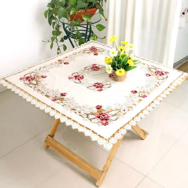 Nappe blanche élégante avec broderie florale vintage pour table à manger