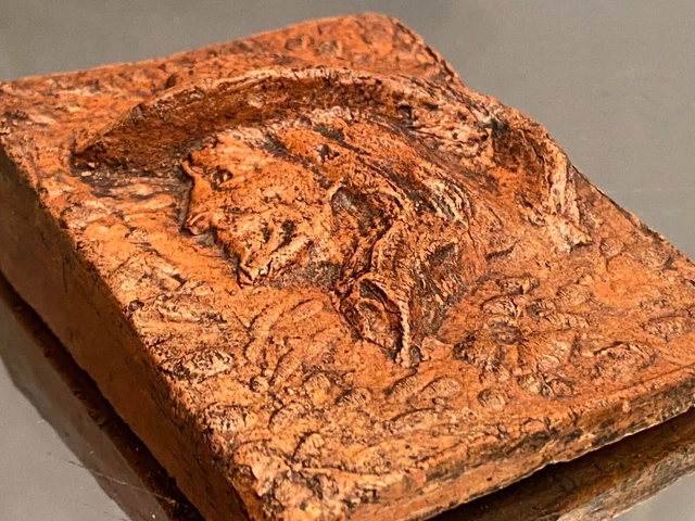 Sujet en terre cuite bas relief au profil d'homme au chapeau signé et daté 12
