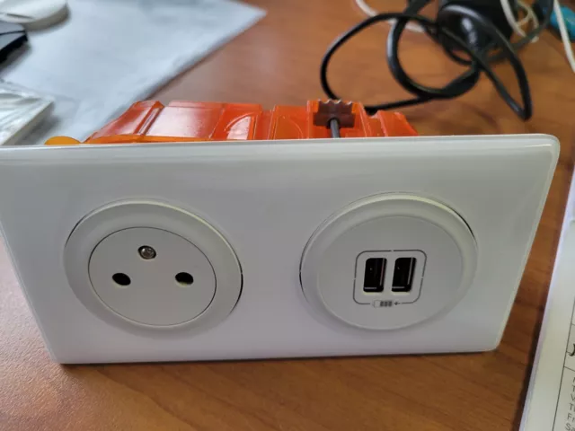 Prise 2P+T + double USB + boite d'encastrement. Blanc neuf 25€