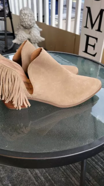 Ladies Pre-owned Sz 8.5 Tan Faux Suede Fringe Boot Shoe By Report