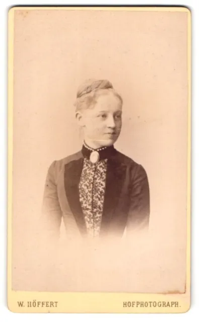 Fotografie W. Höffert, Dresden, Seestr. 21, Junge Dame mit Hochsteckfrisur und