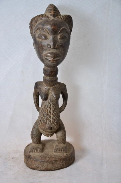 African tribal art, luba woman Statue from Democratic Republic of Congo.