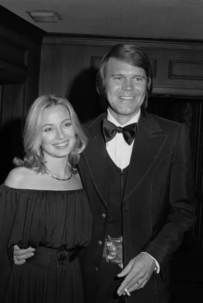 AMERICAN GUITARIST GLEN Campbell And His Wife 1975 OLD PHOTO 1 EUR 6,67 ...