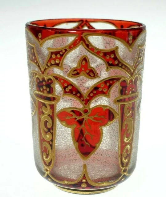 Becher Böhmen Glas Rot mit Gold Motiv Efeu reich verziert um 1840