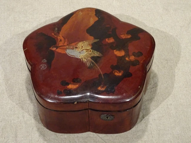 BOÎTE en forme de papillon, laqué à décor de