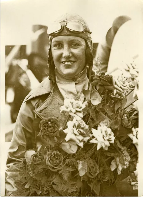 "Maryse Bastié : Trophée en 1932" Photo originale G. DEVRED (Agce ROL)