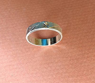 très belle bague anneau simple ouvragé argenté largeur 5 mm / la taille 60 .PA08