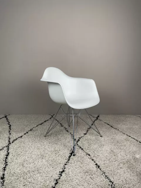 Vitra Eames Plastic Armchair DAR - Weiß, Chrom