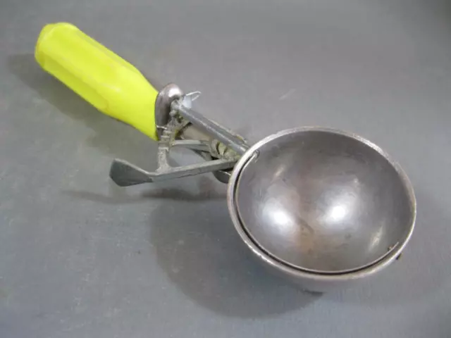 Vintage/retro 60s-70s yellow plastic/metal ice-cream scoop- kitchenalia