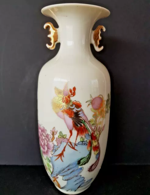 Ancien vase en porcelaine de Chine, peinte à la main, signature tampon rouge.