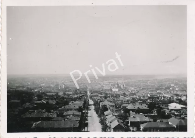 Foto WK II Wehrmacht Soldaten Vormarsch Stadt Panorama Ostfront L1.04