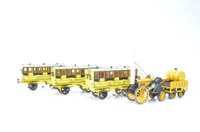 Hornby OO Spurweite - Raketenset mit Lok und 3 Reisebussen - unverpackt