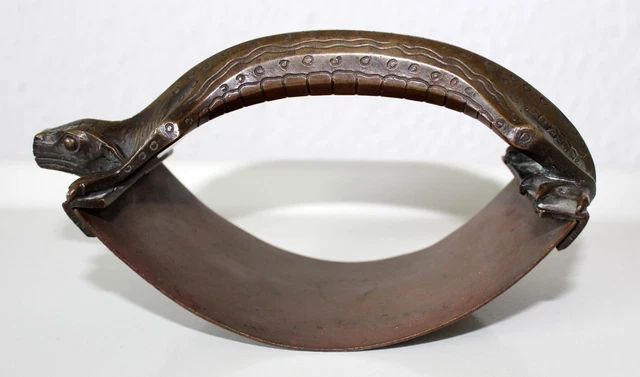 Extraordinario extintor de tinta antiguo, escultura de bronce "lagarto" como mango