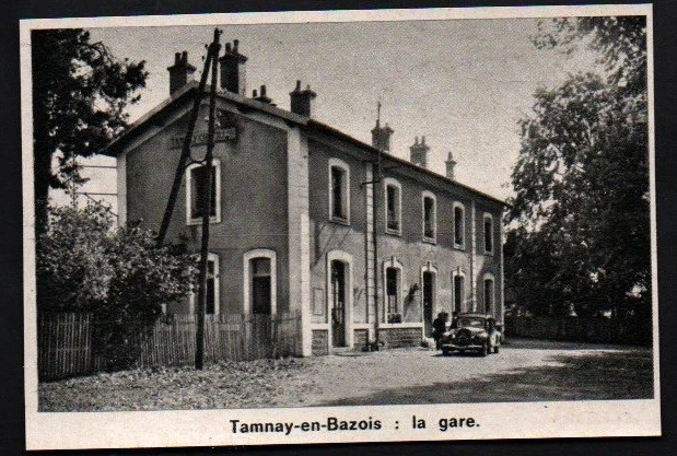 1972 -- Citroen Traction In Front Of Tamnay Station In Bazois 3P442