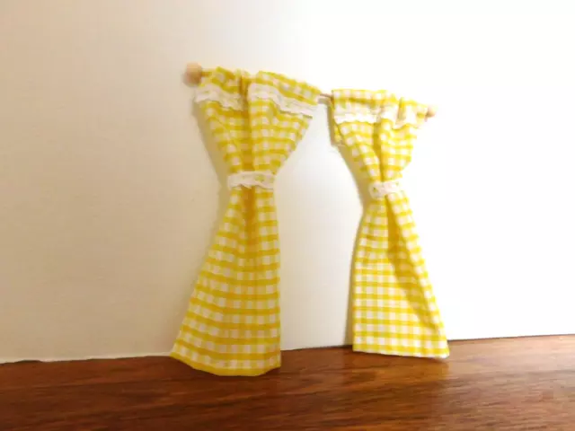 DOLLS HOUSE 1/12th PAIR OF LEMON & WHITE GINGHAM CURTAINS ON REMOVABLE PINE POLE 3