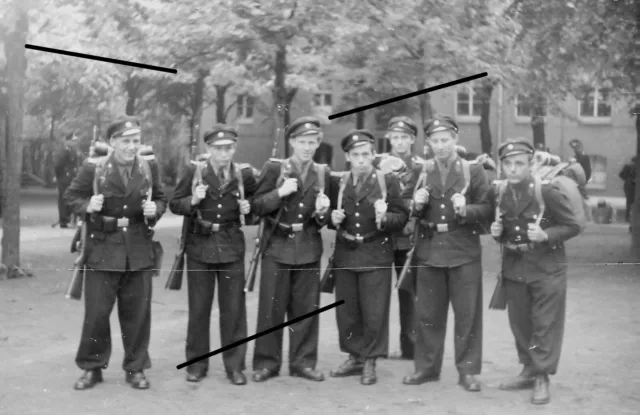 Orig. Negativ Gruppenaufnahme KVP Volkspolizei Marschgepäck DDR  1950er Jahre