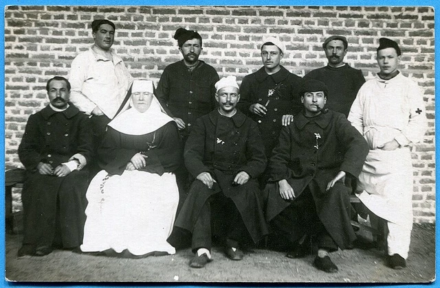 CPA PHOTO : Blessés, infirmier et religieuse / Guerre 14-18