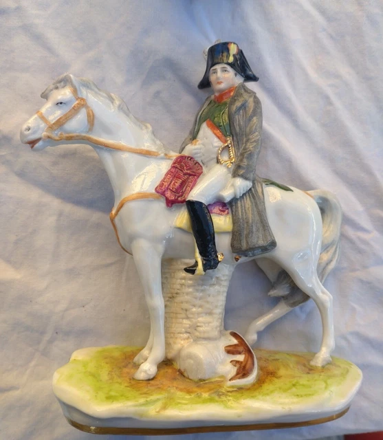 Petite Statue En Porcelaine Polychrome Signee  De Napoleon Empereur A Cheval