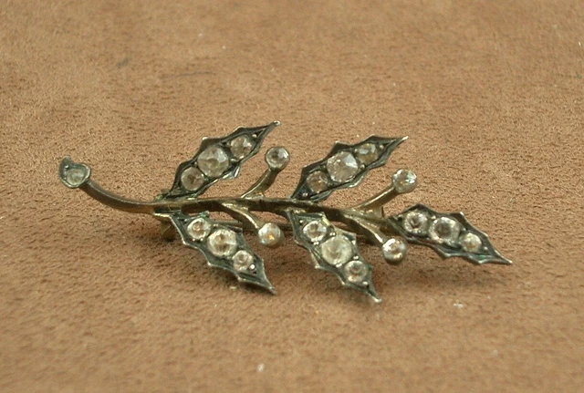 BELLE BROCHE ANCIENNE en ARGENT ET PIERRES BLANCHES FEUILLE