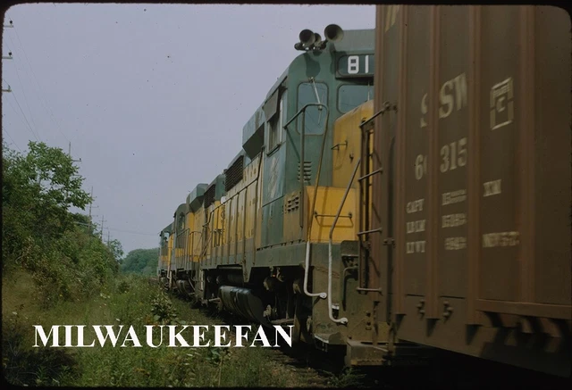 Original Kodachrome slide Chicago North Western C&NW GP30 trailing unit scene