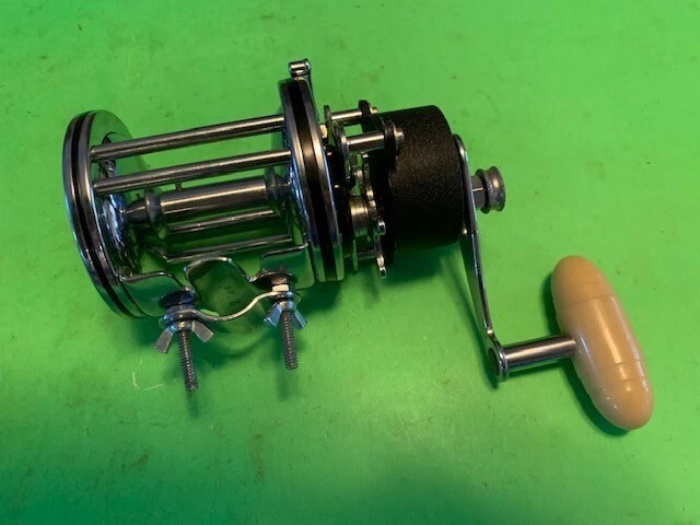 2 old fishing reels penn International VIS Reel grade aluminum in the United States Penn 80VSW International VS 2-Speed