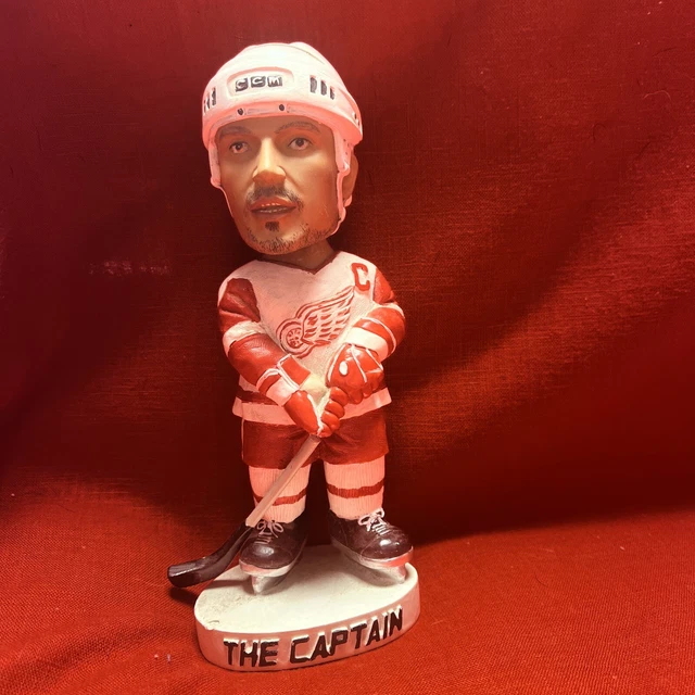 Steve Yzerman ( The Captain) 19 Detroit Wings Alexander Global Bobblehead No Box