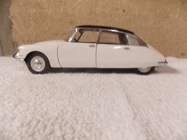 Citroen ds marque solido 1/18 tres bon état
