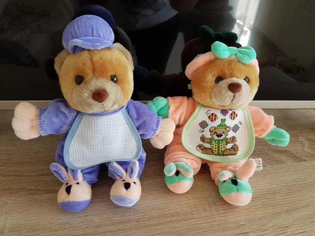 Lot de 2 peluches Ourson avec bavoirs brodés à la main.