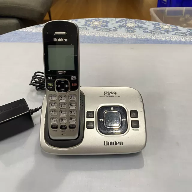 Uniden Premium DECT 3135 + 1 Digital Phone System With Digital Answering Machine 2