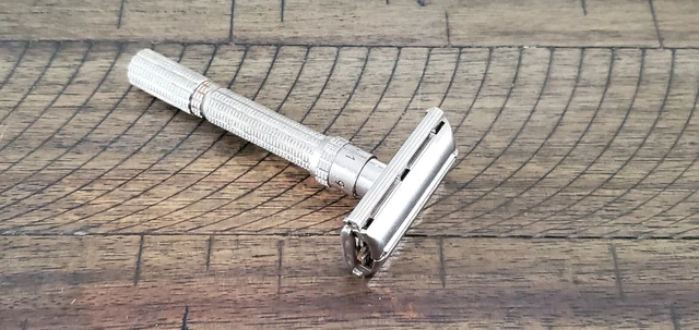 Vintage 1964 Gillette J2 Slim Adjustable 1-9 DE Safety Razor NICE !!!