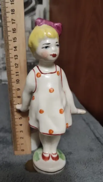 Niña soviética de la URSS juega con un palo Figura de porcelana rusa ucraniana