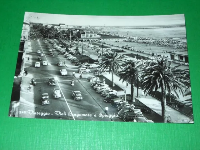 Cartolina Viareggio - Viali Lungomare e Spiaggia 1964.