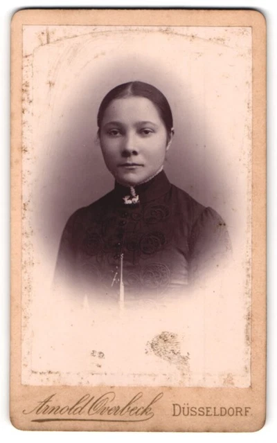 Fotografie Arnold Overbeck, Düsseldorf, Königs-Allee 43, Junge Frau mit strenge