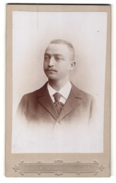 Fotografie Adalbert Werner, München, Portrait junger Mann mit Krawatte im Anzug