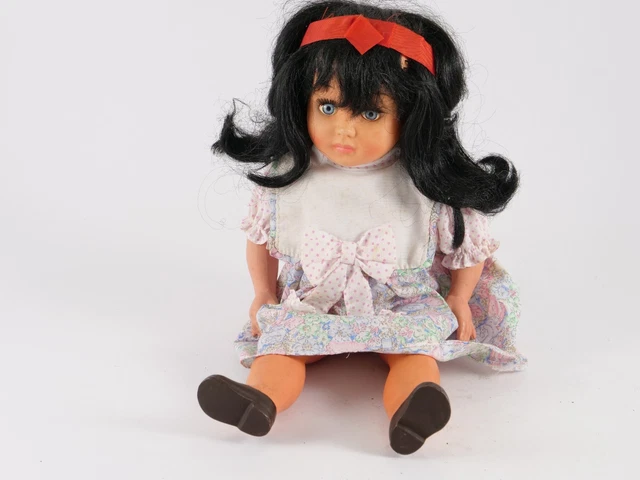 Poupée en composite, articulation boule avec robe en tulle et sa
