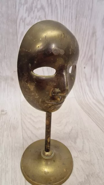 Maschera viso teatrale in ottone vintage sul supporto decorazione casa ornamento
