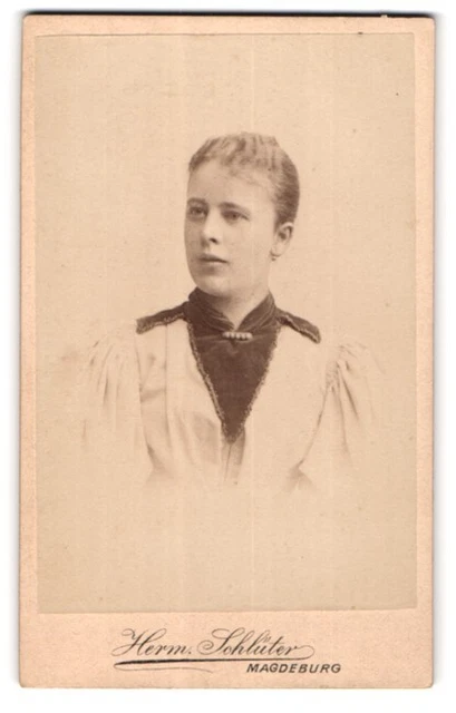 Fotografie Hermann Schlüter, Magdeburg, Breite Weg 165, Junge Frau mit Perlenbr
