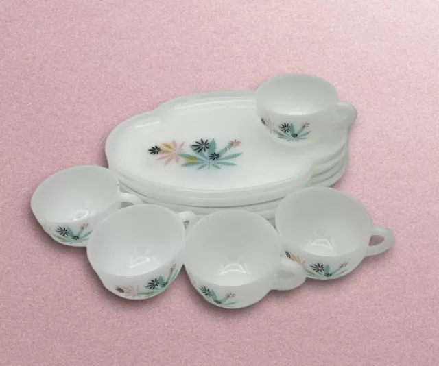 Vintage ATOMIC FLOWER Design Federal Milk Glass Patio Snack Set 5 Plates & Cups