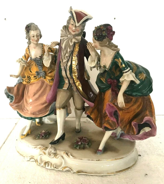 Groupe en porcelaine polychrome Cappo di Monte Naples Italie . XX siècle .