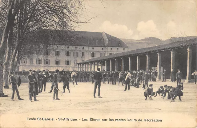 Cpa 12 Ecole Saint Gabriel / Saint Affrique / Les Eleves Sur Les Vastes Cours De