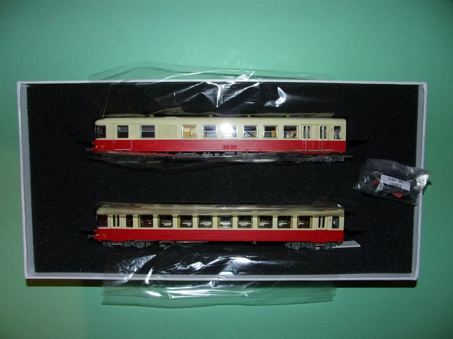 Autorail diesel livrée rouge/beige