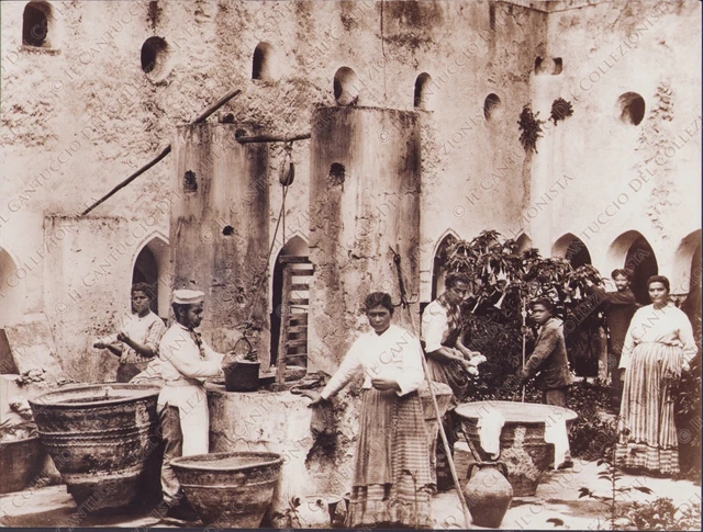 1900 NAPOLI Donne al lavoro nel cortile Hotel Luna di Amalfi RISTAMPA Fotografia